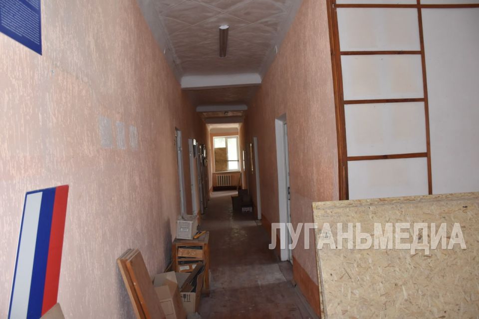 Специалисты из Ставропольского края начали ремонт в Антрацитовской основной школе № 4 Специалисты из Ставропольского края начали ремонт в Антрацитовской основной школе № 4