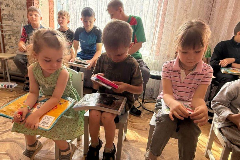Единороссы передали канцелярию детям Свердловска Единороссы передали канцелярию детям Свердловска