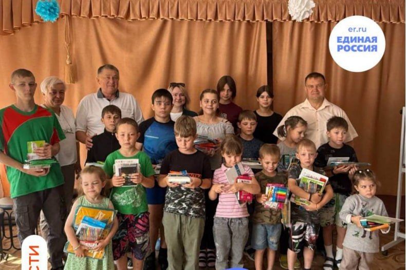 Единороссы передали канцелярию детям Свердловска Единороссы передали канцелярию детям Свердловска