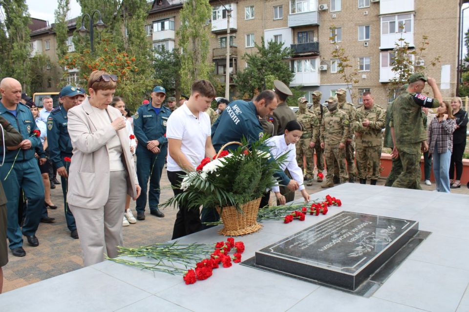 Трогательные кадры в ходе митинга в честь Дня Неизвестного солдата - защитника Луганской Народной Республики Трогательные кадры в ходе митинга в честь Дня Неизвестного солдата - защитника Луганской Народной Республики