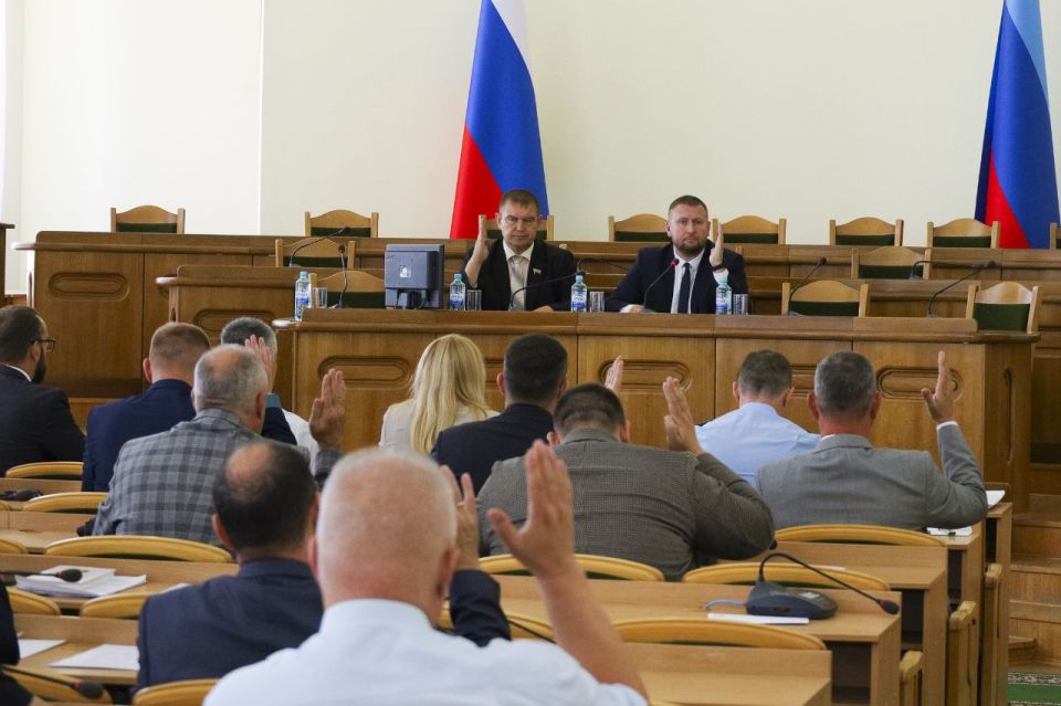 Галина Дуброва: На очередном заседании Народный Совет ЛНР утвердил ряд законодательных актов, направленных на совершенствование правовой базы и регулирование ключевых сфер жизни республики Галина Дуброва: На очередном заседании Народный Совет ЛНР утвердил ряд законодательных актов, направленных на совершенствование правовой базы и регулирование ключевых сфер жизни республики