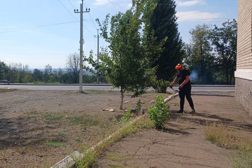 Фотофакт: в пгт Изварино сотрудники ОПЖ п. Поречье, пгт Изварино, пгт Урало-Кавказ провели субботник по благоустройству Фотофакт: в пгт Изварино сотрудники ОПЖ п. Поречье, пгт Изварино, пгт Урало-Кавказ провели субботник по благоустройству