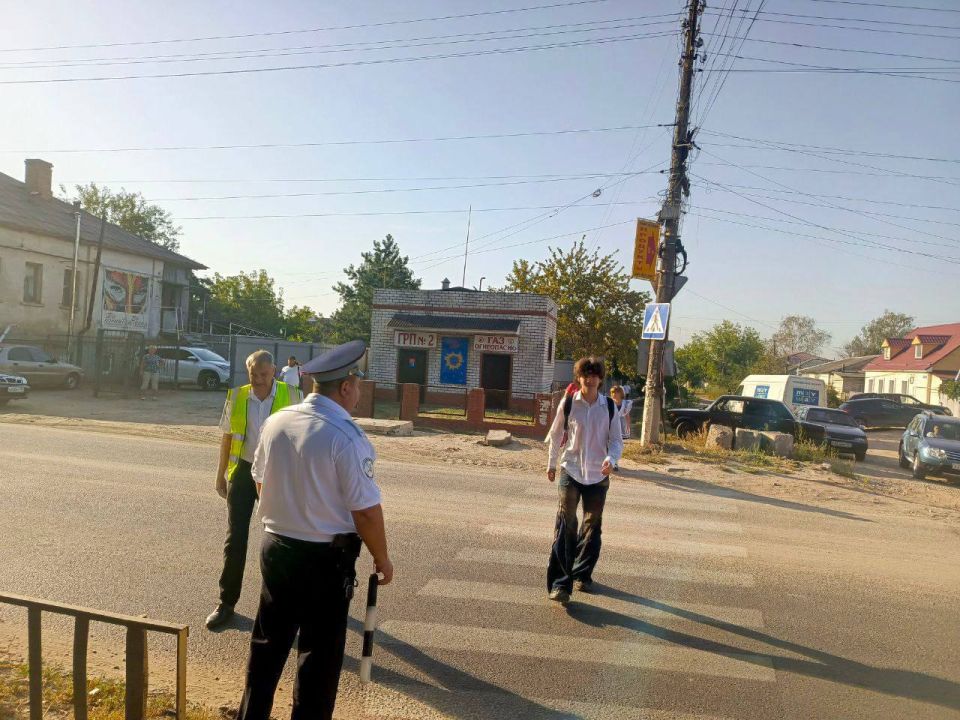 В Старобельске сотрудники Госавтоинспекции вместе с родителями контролируют безопасность детей на дороге В Старобельске сотрудники Госавтоинспекции вместе с родителями контролируют безопасность детей на дороге