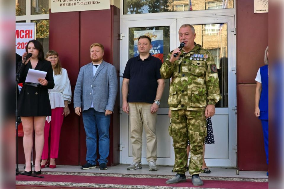 В гимназии №30 имени Н.Т. Фесенко состоялось торжественное открытие фотовыставки «Герои и подвиги: мои земляки – Герои России» В гимназии №30 имени Н.Т. Фесенко состоялось торжественное открытие фотовыставки «Герои и подвиги: мои земляки – Герои России»