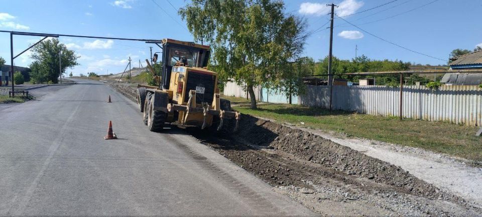 Продолжается укрепление и уплотнение обочин на участке дороги "Беловодск-Брусовка" Продолжается укрепление и уплотнение обочин на участке дороги "Беловодск-Брусовка"
