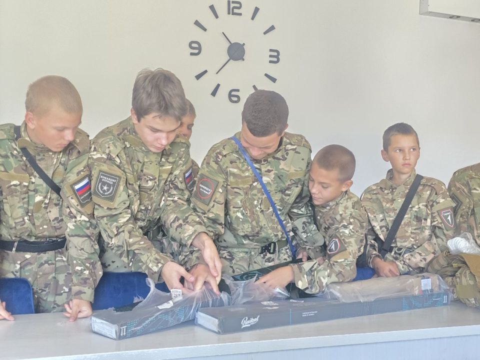 Председатель Правления Общероссийского движения детей и молодежи «Движение первых», Герой Российской Федерации Артур Орлов для участников окружного этапа военно-патриотической игры "Зарница 2.0" команды "Чис" Ясеновской... Председатель Правления Общероссийского движения детей и молодежи «Движение первых», Герой Российской Федерации Артур Орлов для участников окружного этапа военно-патриотической игры "Зарница 2.0" команды "Чис" Ясеновской...