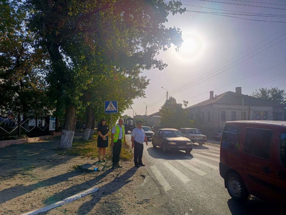 В Старобельске сотрудники Госавтоинспекции вместе с родителями контролируют безопасность детей на дороге В Старобельске сотрудники Госавтоинспекции вместе с родителями контролируют безопасность детей на дороге