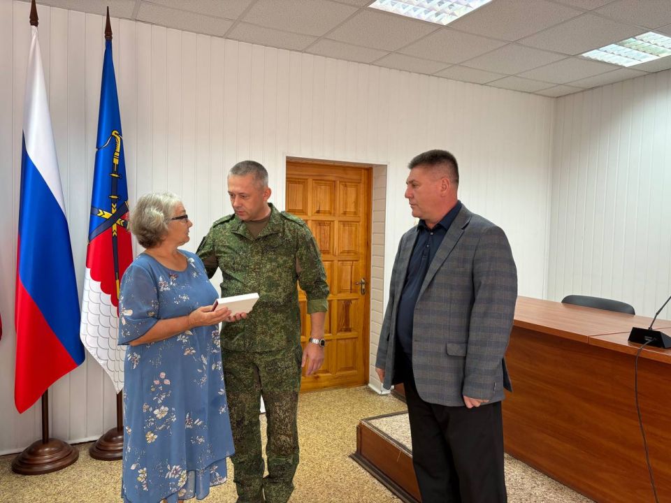 Альберт Зинченко: Сегодня совместно с заместителем Главы Администрации Станично-Луганского МО, Героем Луганской Народной Республики Андреем Донцовым и военным комиссаром Станично-Луганского района Алексеем Кульченко вручили... Альберт Зинченко: Сегодня совместно с заместителем Главы Администрации Станично-Луганского МО, Героем Луганской Народной Республики Андреем Донцовым и военным комиссаром Станично-Луганского района Алексеем Кульченко вручили...