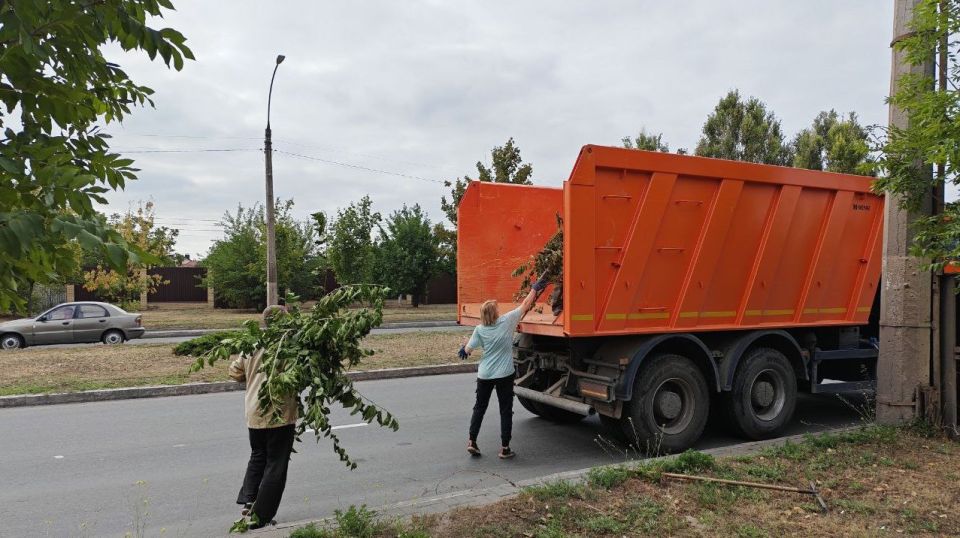 В преддверии Дня города в Луганске проходят субботники В преддверии Дня города в Луганске проходят субботники