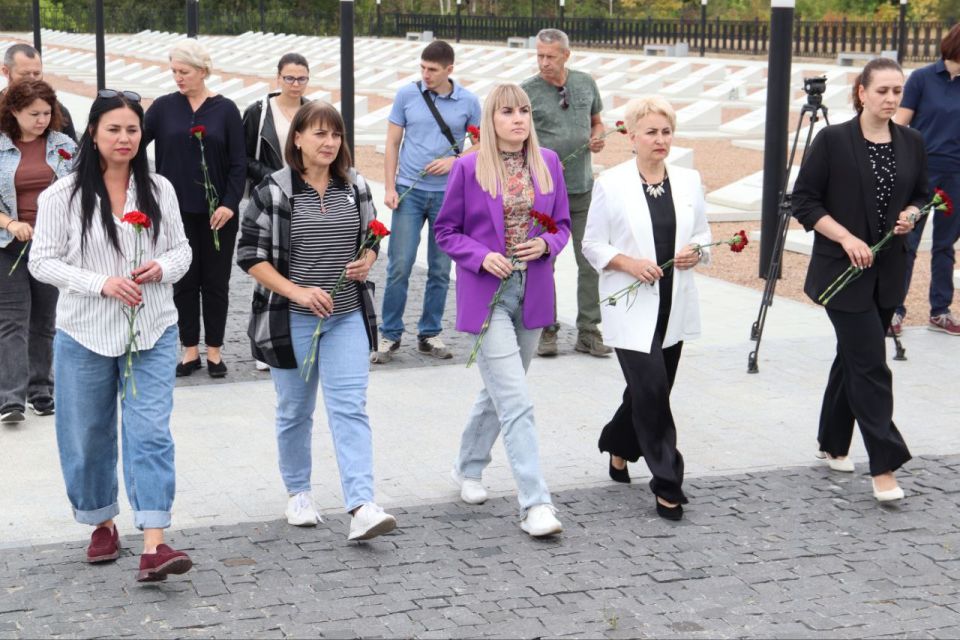 Анна Сорока: На мемориальном комплексе «Незаживающая рана Донбасса» состоялась памятная акция, приуроченная ко Дню Неизвестного Солдата — Защитника Луганской Народной Республики Анна Сорока: На мемориальном комплексе «Незаживающая рана Донбасса» состоялась памятная акция, приуроченная ко Дню Неизвестного Солдата — Защитника Луганской Народной Республики