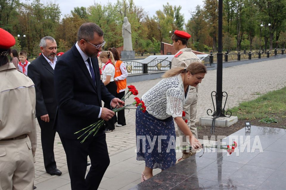 В Свердловске прошло памятное мероприятие ко Дню Неизвестного солдата – защитника ЛНР В Свердловске прошло памятное мероприятие ко Дню Неизвестного солдата – защитника ЛНР
