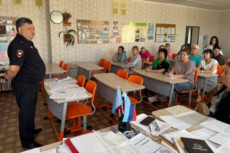 Начальник ОГИБДД ОМВД России «Свердловский», подполковник полиции, Игорь Димов пообщался с педсоставом лицея №1 Начальник ОГИБДД ОМВД России «Свердловский», подполковник полиции, Игорь Димов пообщался с педсоставом лицея №1