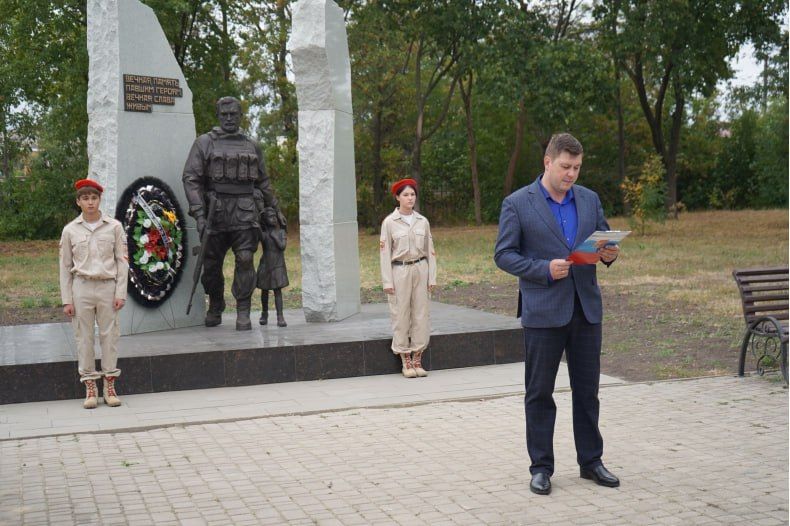 В Свердловске состоялось памятное мероприятие ко Дню неизвестного солдата – защитника ЛНР В Свердловске состоялось памятное мероприятие ко Дню неизвестного солдата – защитника ЛНР