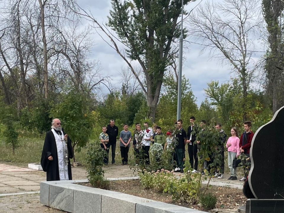 Сегодня в городе Суходольск в парке имени Валентины Терешковой состоялся митинг, посвященный Дню Неизвестного Солдата — защитника Луганской Народной Республики Сегодня в городе Суходольск в парке имени Валентины Терешковой состоялся митинг, посвященный Дню Неизвестного Солдата — защитника Луганской Народной Республики