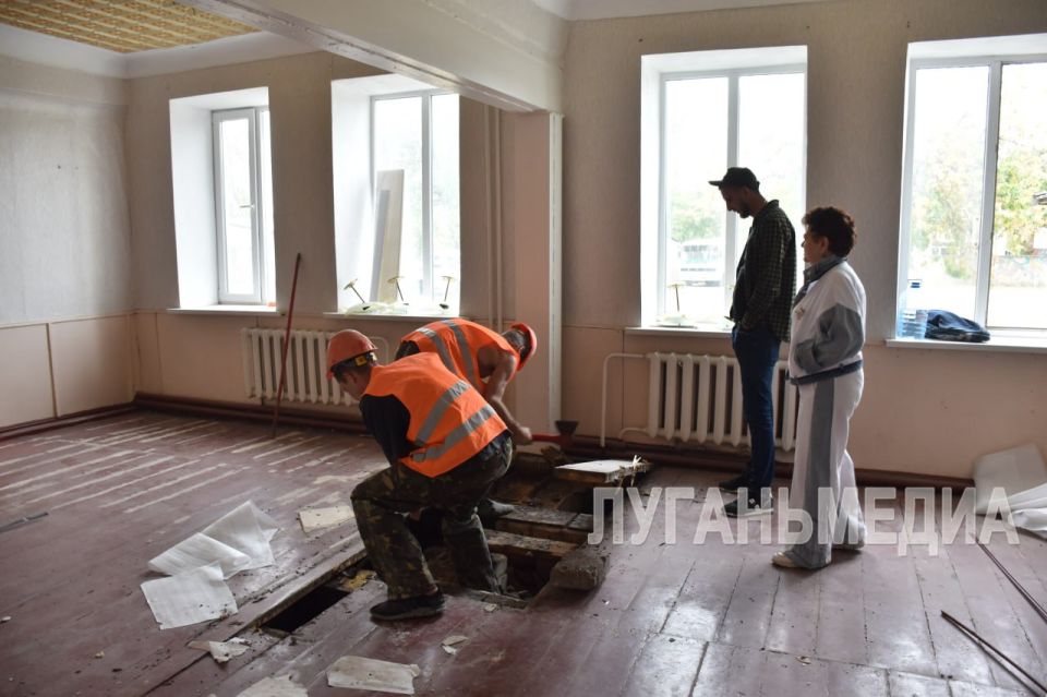 Специалисты из Ставропольского края начали ремонт в Антрацитовской основной школе № 4 Специалисты из Ставропольского края начали ремонт в Антрацитовской основной школе № 4