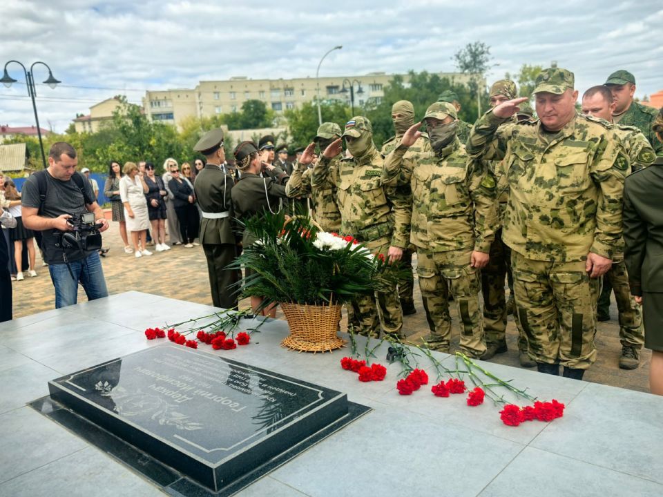 Сегодня в Краснодоне на Аллее Защитников Родины провели митинг, посвященный памятной дате — Дню Неизвестного Солдата – защитника Луганской Народной Республики Сегодня в Краснодоне на Аллее Защитников Родины провели митинг, посвященный памятной дате — Дню Неизвестного Солдата – защитника Луганской Народной Республики