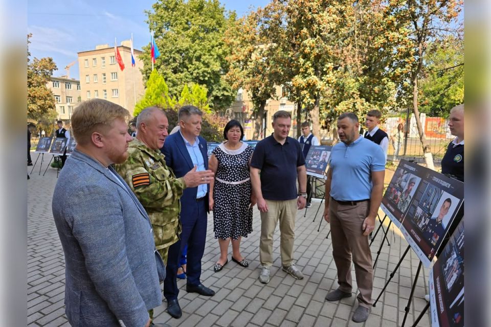 В гимназии №30 имени Н.Т. Фесенко состоялось торжественное открытие фотовыставки «Герои и подвиги: мои земляки – Герои России» В гимназии №30 имени Н.Т. Фесенко состоялось торжественное открытие фотовыставки «Герои и подвиги: мои земляки – Герои России»