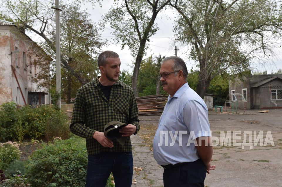Специалисты из Ставропольского края начали ремонт в Антрацитовской основной школе № 4 Специалисты из Ставропольского края начали ремонт в Антрацитовской основной школе № 4