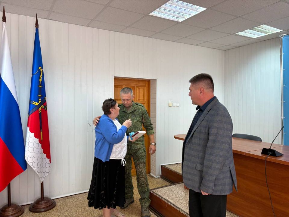 Альберт Зинченко: Сегодня совместно с заместителем Главы Администрации Станично-Луганского МО, Героем Луганской Народной Республики Андреем Донцовым и военным комиссаром Станично-Луганского района Алексеем Кульченко вручили... Альберт Зинченко: Сегодня совместно с заместителем Главы Администрации Станично-Луганского МО, Героем Луганской Народной Республики Андреем Донцовым и военным комиссаром Станично-Луганского района Алексеем Кульченко вручили...
