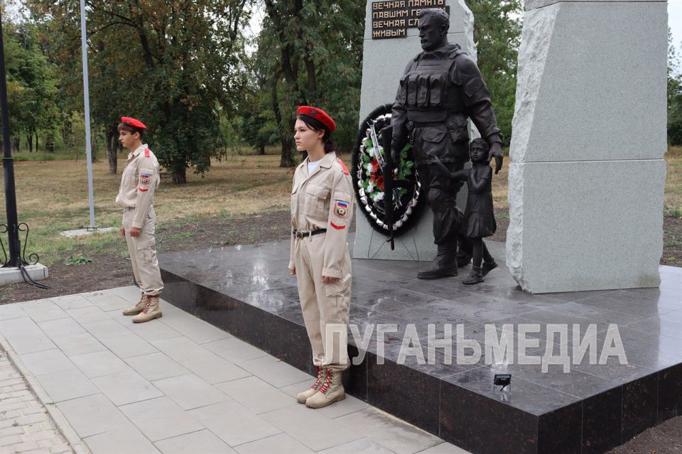 В Свердловске прошло памятное мероприятие ко Дню Неизвестного солдата – защитника ЛНР В Свердловске прошло памятное мероприятие ко Дню Неизвестного солдата – защитника ЛНР