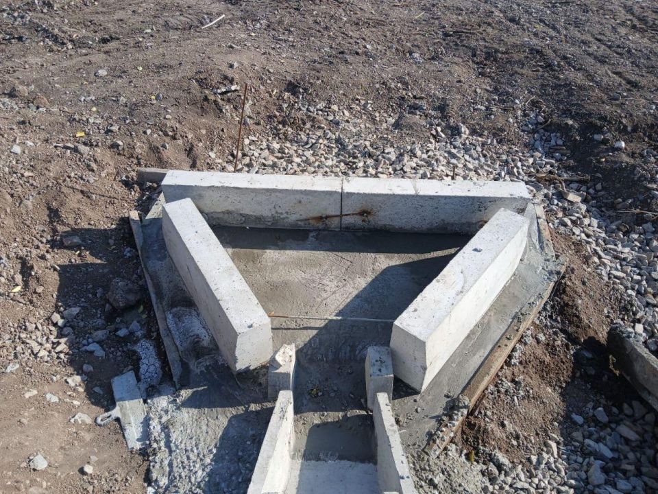 На мосту через Деркул делают водоотведение На мосту через Деркул делают водоотведение