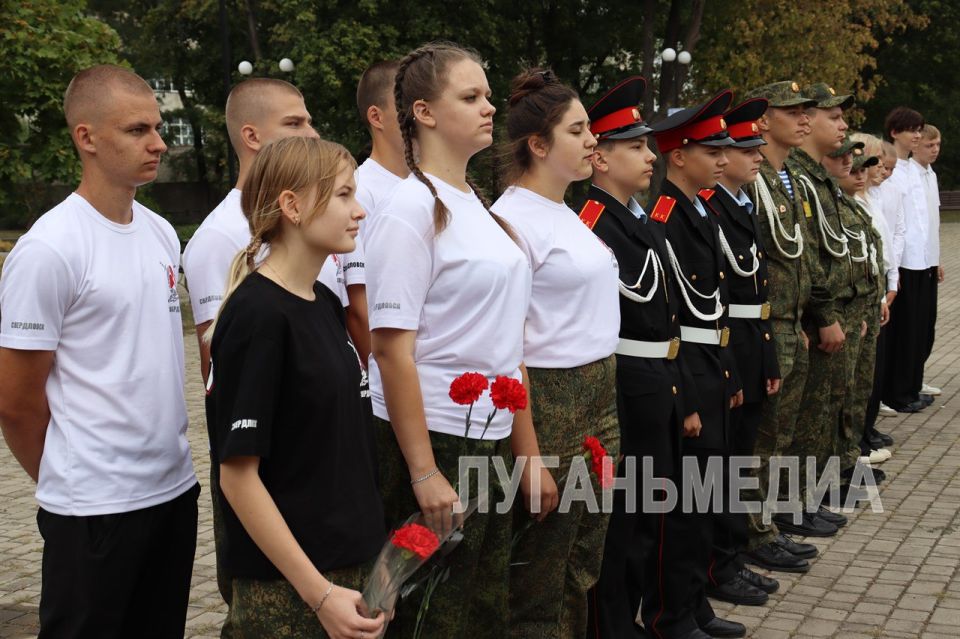 В Свердловске прошло памятное мероприятие ко Дню Неизвестного солдата – защитника ЛНР В Свердловске прошло памятное мероприятие ко Дню Неизвестного солдата – защитника ЛНР