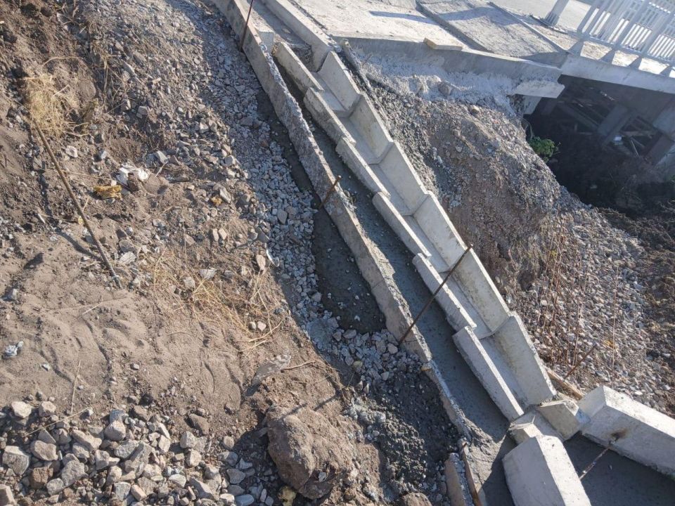 На мосту через Деркул делают водоотведение На мосту через Деркул делают водоотведение