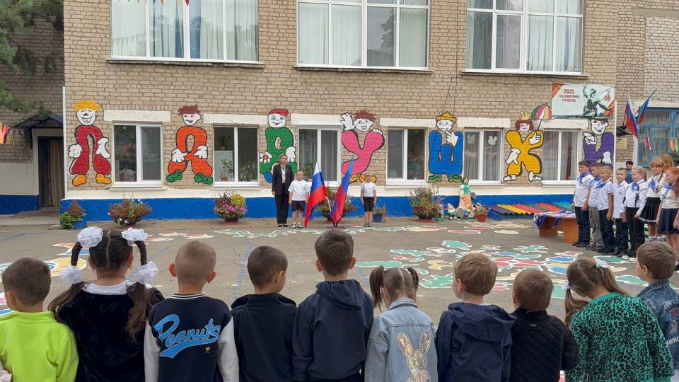 Сегодня в Ровеньковском детском саду «Ладушки» прошло торжественное мероприятие "Посвящение в ОРЛЯТА - ДОШКОЛЯТА" воспитанников старших и подготовительной группы Сегодня в Ровеньковском детском саду «Ладушки» прошло торжественное мероприятие "Посвящение в ОРЛЯТА - ДОШКОЛЯТА" воспитанников старших и подготовительной группы