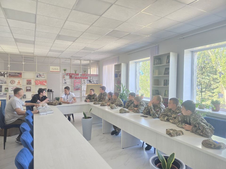 Председатель Правления Общероссийского движения детей и молодежи «Движение первых», Герой Российской Федерации Артур Орлов для участников окружного этапа военно-патриотической игры "Зарница 2.0" команды "Чис" Ясеновской... Председатель Правления Общероссийского движения детей и молодежи «Движение первых», Герой Российской Федерации Артур Орлов для участников окружного этапа военно-патриотической игры "Зарница 2.0" команды "Чис" Ясеновской...