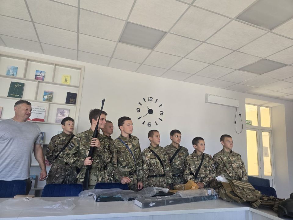 Председатель Правления Общероссийского движения детей и молодежи «Движение первых», Герой Российской Федерации Артур Орлов для участников окружного этапа военно-патриотической игры "Зарница 2.0" команды "Чис" Ясеновской... Председатель Правления Общероссийского движения детей и молодежи «Движение первых», Герой Российской Федерации Артур Орлов для участников окружного этапа военно-патриотической игры "Зарница 2.0" команды "Чис" Ясеновской...