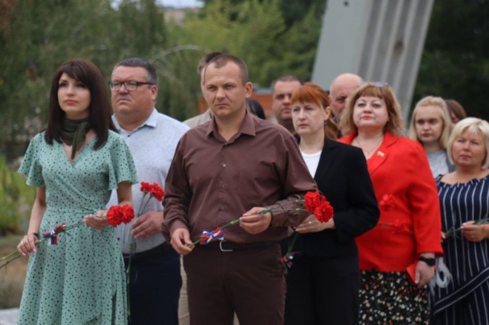 Северодончане почтили память Неизвестного солдата - защитника ЛНР и возложили цветы к Вечному огню в честь 82-й годовщины освобождения Ворошиловградской области от немецко-фашистских захватчиков Северодончане почтили память Неизвестного солдата - защитника ЛНР и возложили цветы к Вечному огню в честь 82-й годовщины освобождения Ворошиловградской области от немецко-фашистских захватчиков