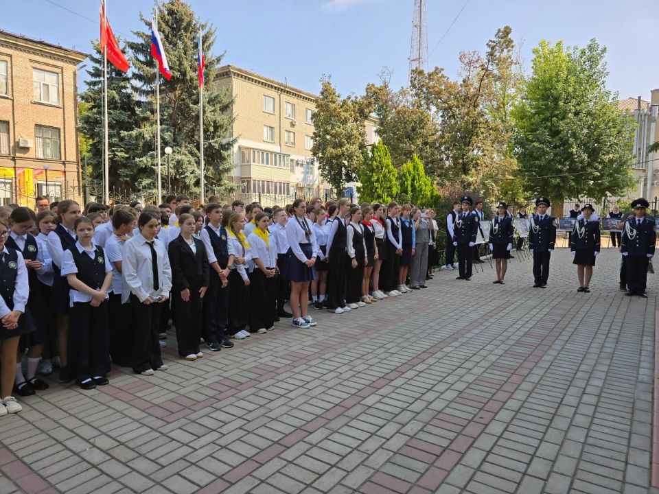 В гимназии №30 имени Н.Т. Фесенко состоялось торжественное открытие фотовыставки «Герои и подвиги: мои земляки – Герои России» В гимназии №30 имени Н.Т. Фесенко состоялось торжественное открытие фотовыставки «Герои и подвиги: мои земляки – Герои России»