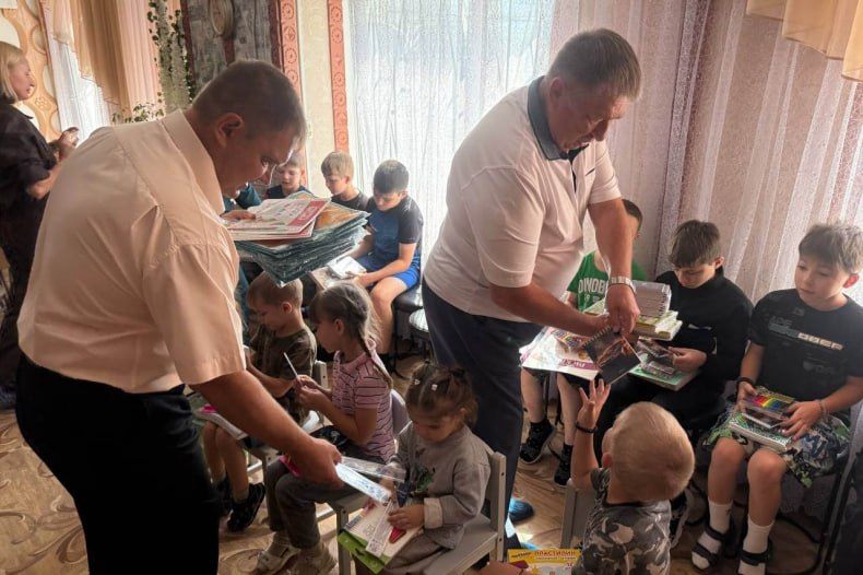 Единороссы передали канцелярию детям Свердловска Единороссы передали канцелярию детям Свердловска