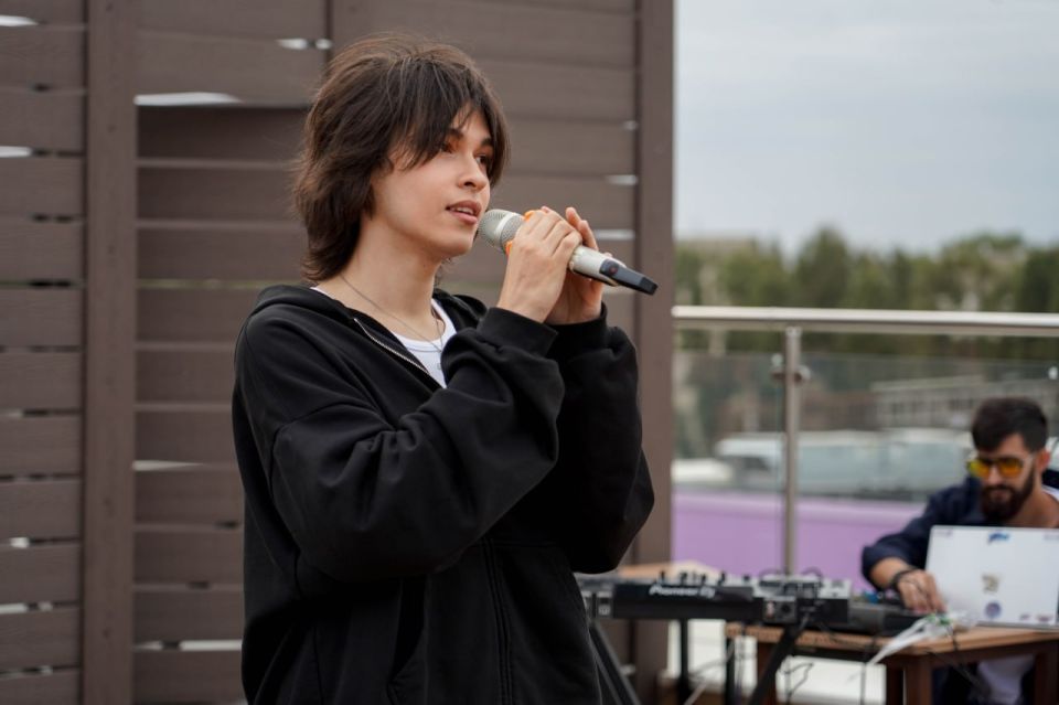 Праздник для всех. Есть ещё один день в году, помимо Дня молодёжи, который мы празднуем со всей душой и супер-молодёжно — это день рождения крупнейшего молодёжного центра в нашей Республике — Дома молодёжи Праздник для всех. Есть ещё один день в году, помимо Дня молодёжи, который мы празднуем со всей душой и супер-молодёжно — это день рождения крупнейшего молодёжного центра в нашей Республике — Дома молодёжи