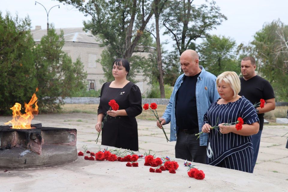 Память нетленна и вечна!. В эти сентябрьские дни есть две памятные даты, которые напрямую связаны с историей нашего края и доблестью наших жителей: 82-я годовщина освобождения Ворошиловградской области от немецко-фашистских... Память нетленна и вечна!. В эти сентябрьские дни есть две памятные даты, которые напрямую связаны с историей нашего края и доблестью наших жителей: 82-я годовщина освобождения Ворошиловградской области от немецко-фашистских...