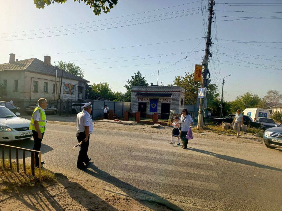 В Старобельске сотрудники Госавтоинспекции вместе с родителями контролируют безопасность детей на дороге В Старобельске сотрудники Госавтоинспекции вместе с родителями контролируют безопасность детей на дороге