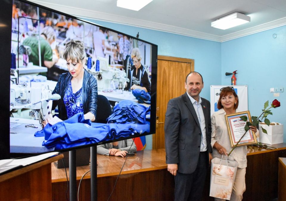 Трудовая честь. Победителей регионального этапа Национальной премии «Человек труда» и призеров одноименного республиканского фотоконкурса наградили в Луганске Координатор федерального проекта «Выбирай свое» в ЛНР... Трудовая честь. Победителей регионального этапа Национальной премии «Человек труда» и призеров одноименного республиканского фотоконкурса наградили в Луганске Координатор федерального проекта «Выбирай свое» в ЛНР...