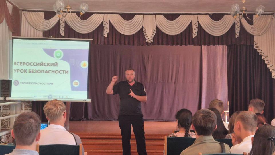 Сотрудники ОГИБДД ОМВД России «Лутугинский» провели Всероссийский урок безопасности дорожного движения Сотрудники ОГИБДД ОМВД России «Лутугинский» провели Всероссийский урок безопасности дорожного движения