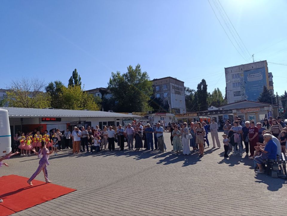 С днем поселка Юбилейное жителей поздравили артисты Луганского дворца культуры С днем поселка Юбилейное жителей поздравили артисты Луганского дворца культуры