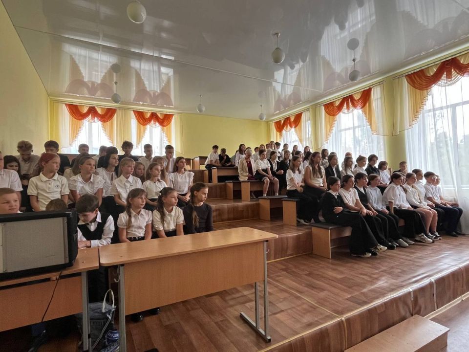 В Ровеньках сотрудники Госавтоинспекции совместно с сотрудником прокуратуры провели уроки правового информирования В Ровеньках сотрудники Госавтоинспекции совместно с сотрудником прокуратуры провели уроки правового информирования