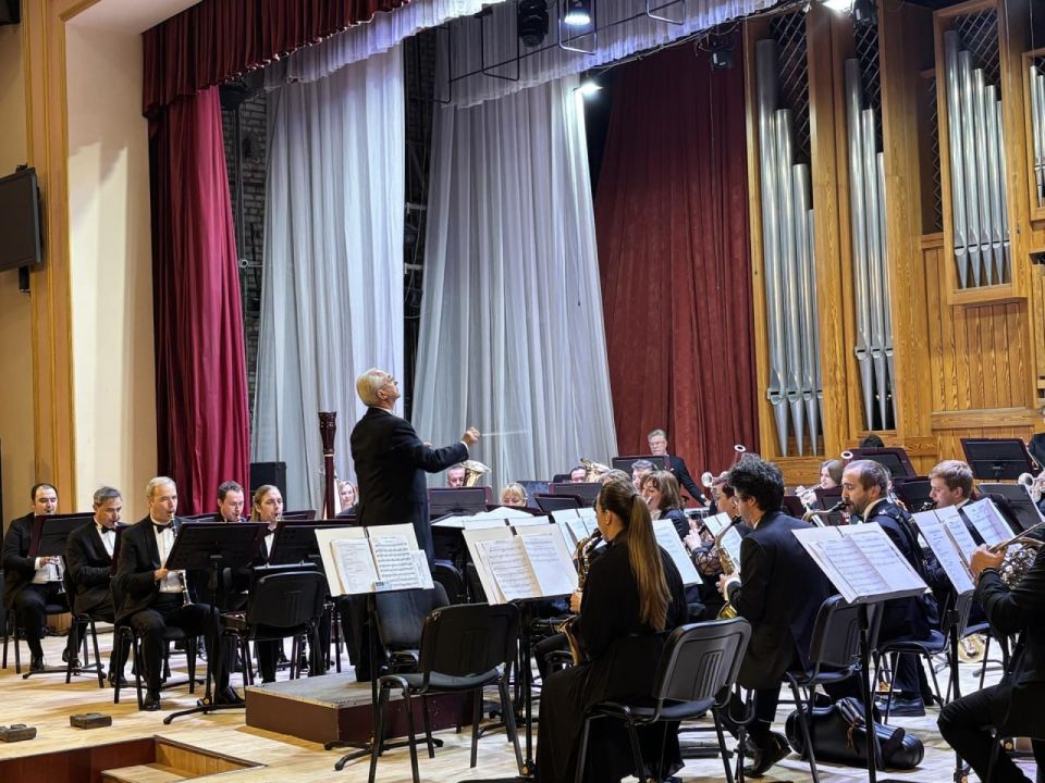 Государственный Кремлевский духовой оркестр Управления делами Президента РФ выступил в Луганской филармонии Государственный Кремлевский духовой оркестр Управления делами Президента РФ выступил в Луганской филармонии