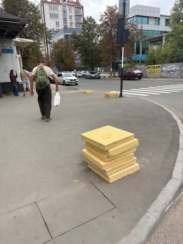 В центре Луганска устанавливают тактильную плитку В центре Луганска устанавливают тактильную плитку