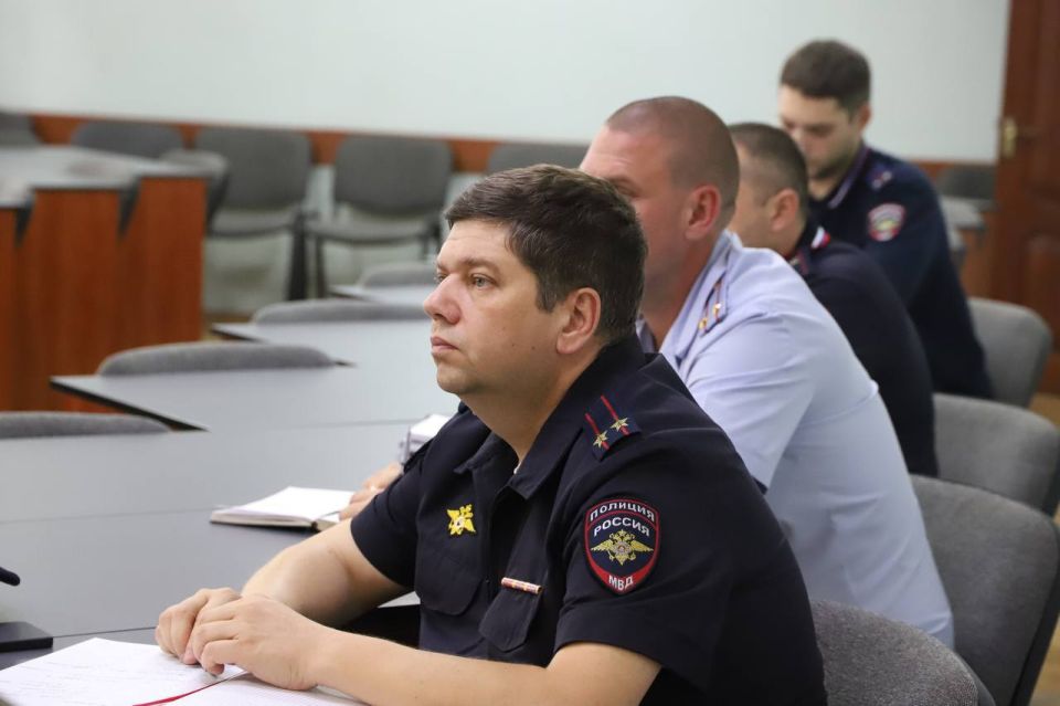 Сотрудники регионального МВД провели встречу с представителями военкомата Сотрудники регионального МВД провели встречу с представителями военкомата