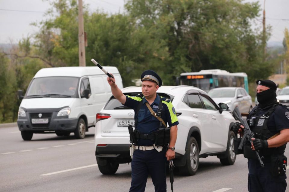 Полицейские республики провели очередной профилактический рейд в Луганске Полицейские республики провели очередной профилактический рейд в Луганске