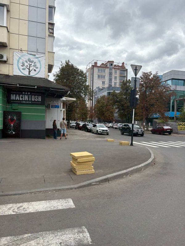 В центре Луганска устанавливают тактильную плитку В центре Луганска устанавливают тактильную плитку