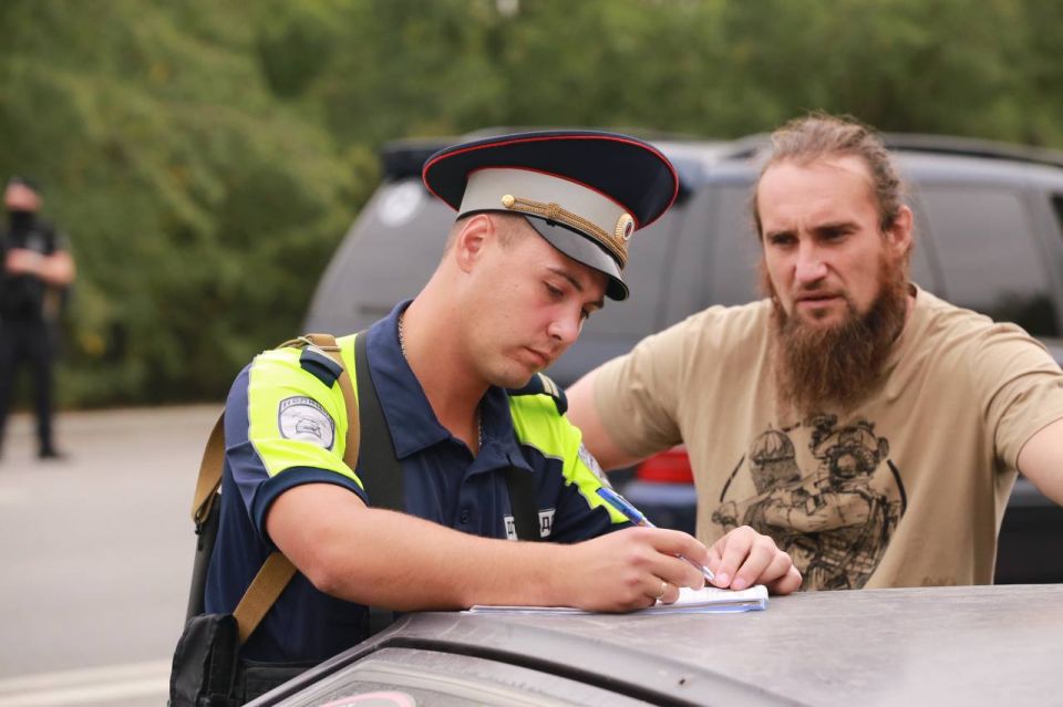 Полицейские республики провели очередной профилактический рейд в Луганске Полицейские республики провели очередной профилактический рейд в Луганске