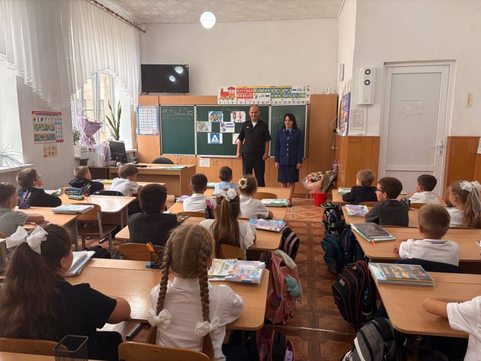 В Ровеньках сотрудники Госавтоинспекции совместно с сотрудником прокуратуры провели уроки правового информирования В Ровеньках сотрудники Госавтоинспекции совместно с сотрудником прокуратуры провели уроки правового информирования