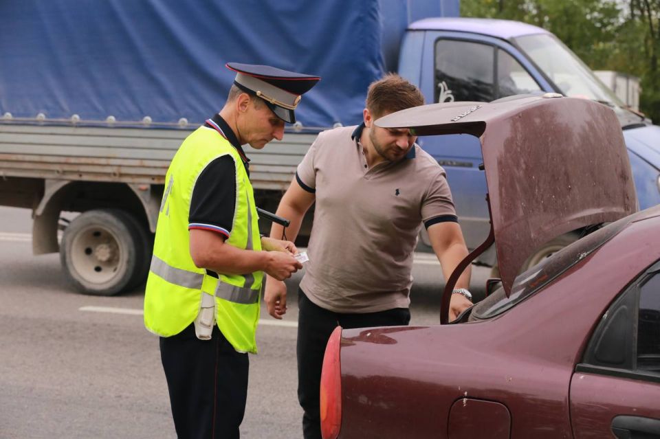 Полицейские республики провели очередной профилактический рейд в Луганске Полицейские республики провели очередной профилактический рейд в Луганске