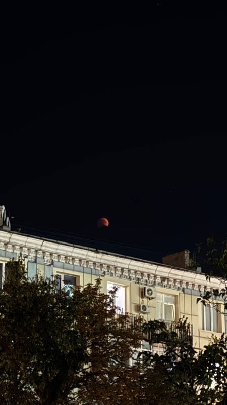 Луна спряталась!. Сняли для вас немного лунного затмения И узнали, что полное затмение Луны сегодня началось в 18:28 и завершится в 23:55 по московскому времени Максимальная фаза наступит в 21:12 Луна спряталась!. Сняли для вас немного лунного затмения И узнали, что полное затмение Луны сегодня началось в 18:28 и завершится в 23:55 по московскому времени Максимальная фаза наступит в 21:12