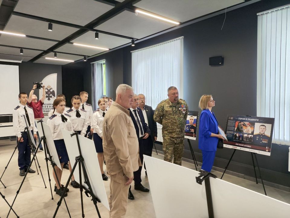 В Луганске открыли выставку «Герои и Подвиги» В Луганске открыли выставку «Герои и Подвиги»